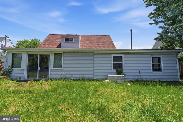 21 IRIS RD, Levittown, PA 19057