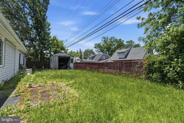 21 IRIS RD, Levittown, PA 19057