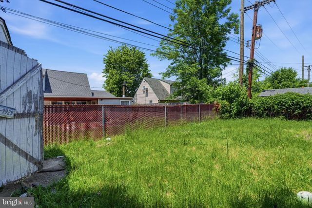 21 IRIS RD, Levittown, PA 19057