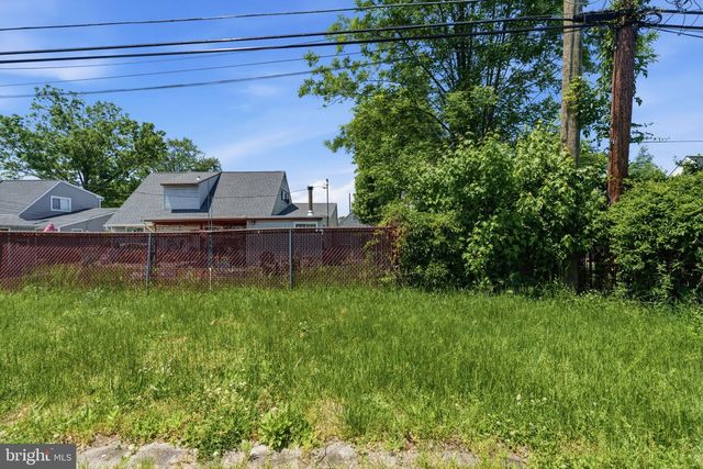 21 IRIS RD, Levittown, PA 19057