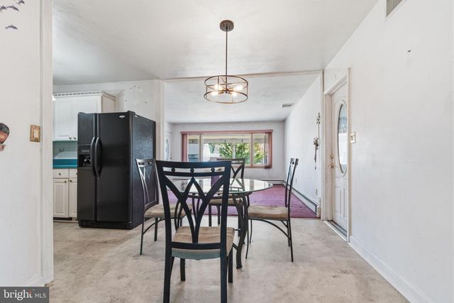 21 IRIS RD, Levittown, PA 19057