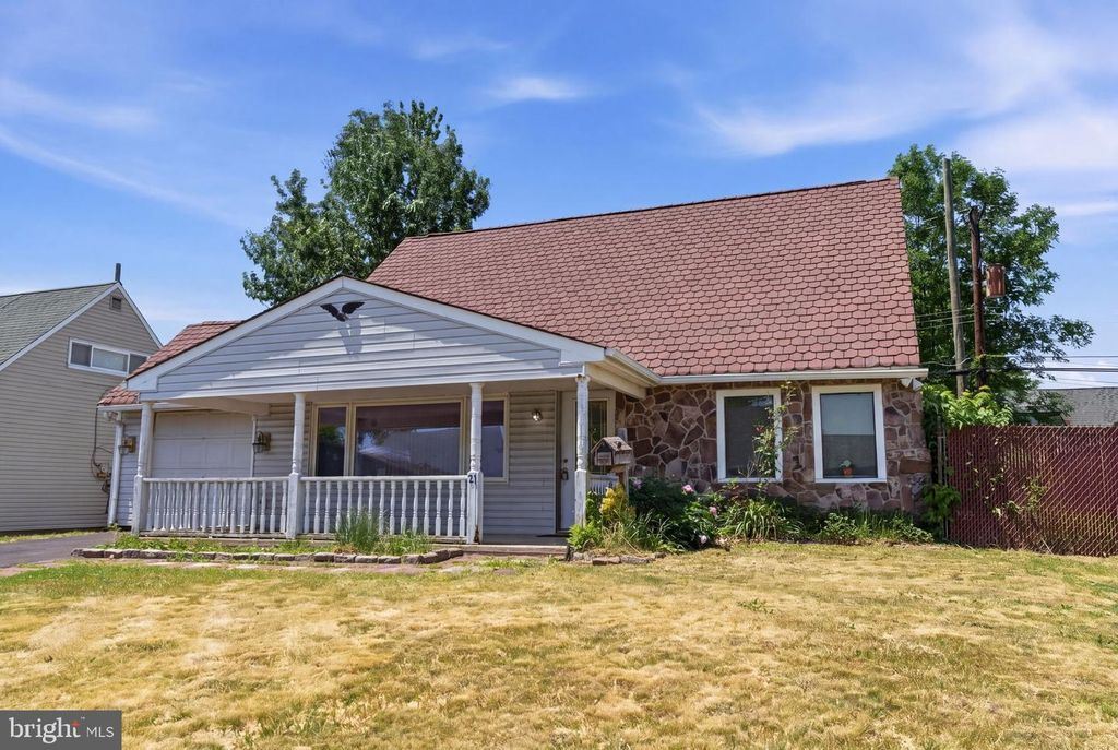 21 IRIS RD, Levittown, PA 19057