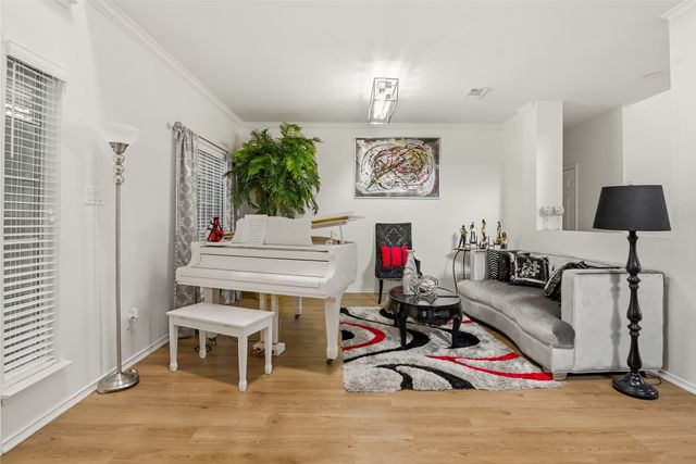 709 Gentry Drive, Arlington, TX 76018