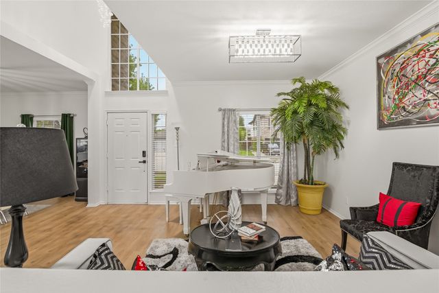 709 Gentry Drive, Arlington, TX 76018