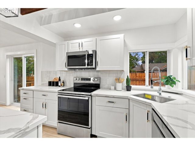 5390 Ne SKIDMORE St, Portland, OR 97218
