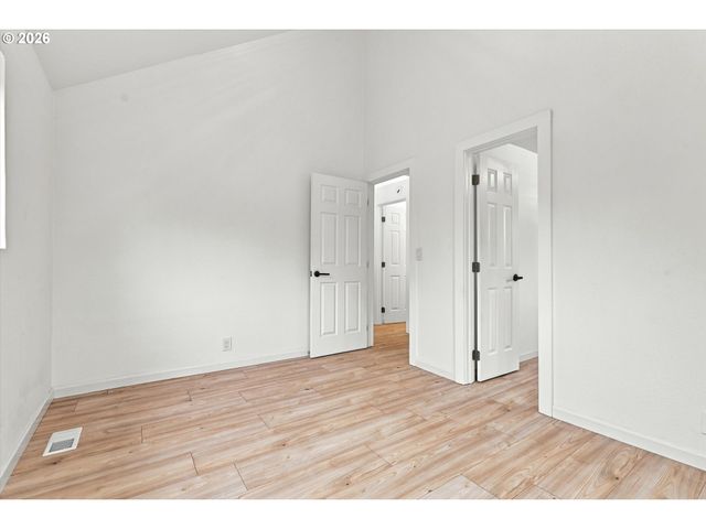 5390 Ne SKIDMORE St, Portland, OR 97218