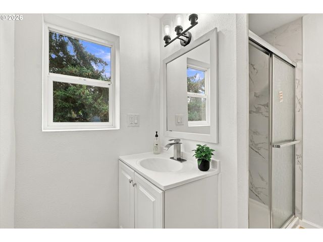 5390 Ne SKIDMORE St, Portland, OR 97218