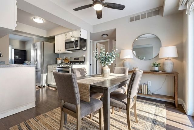 2615 Prairieview Lane N, Aurora, IL 60502