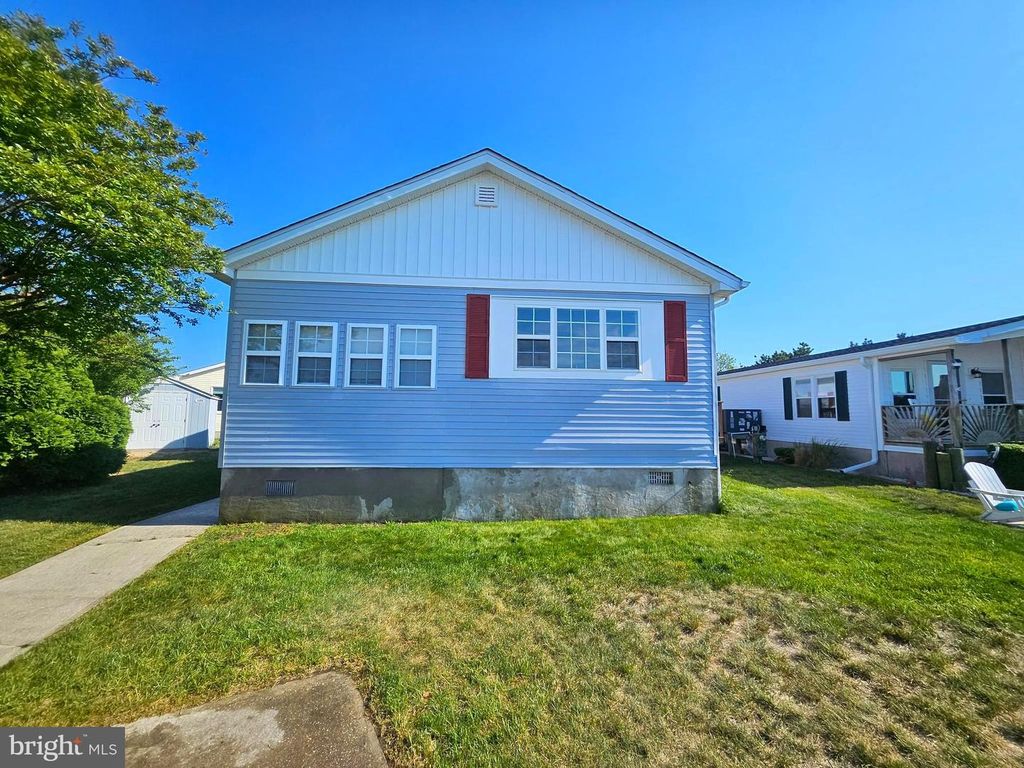 Image 2 of property listing at 105 ASSATEAGUE CT, Ocean City, MD 21842