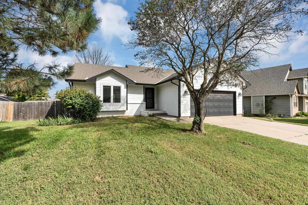 832 E Hawthorne Dr, Derby, KS 67037