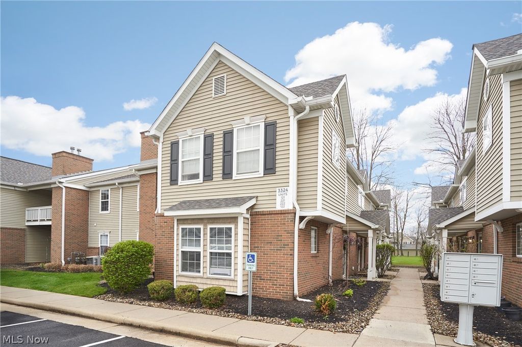 3324 Lenox Village Drive 121, Fairlawn, OH 44333