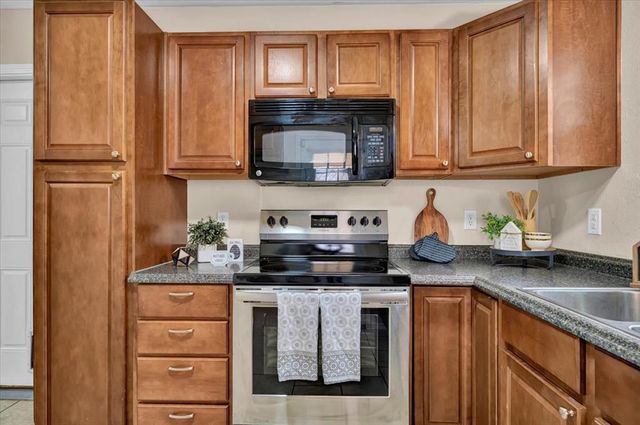 405 W Hillcrest Drive, Mustang, OK 73064