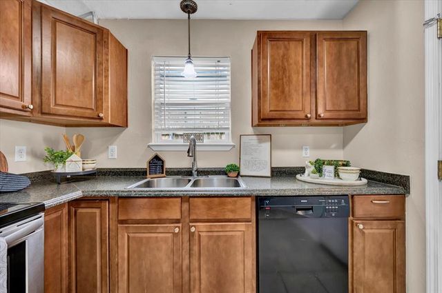 405 W Hillcrest Drive, Mustang, OK 73064