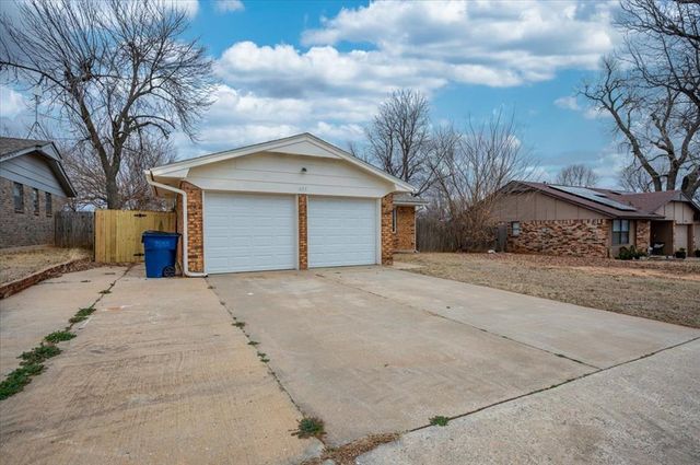 405 W Hillcrest Drive, Mustang, OK 73064