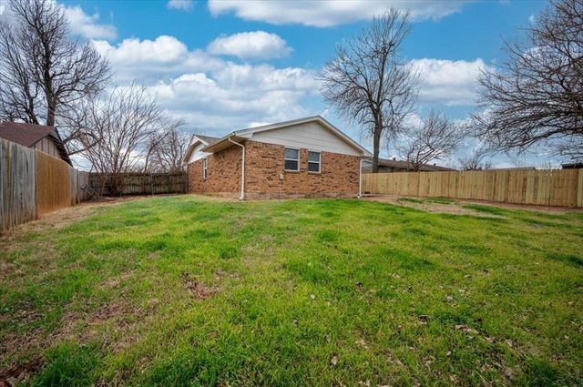 405 W Hillcrest Drive, Mustang, OK 73064