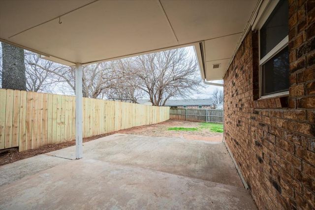 405 W Hillcrest Drive, Mustang, OK 73064