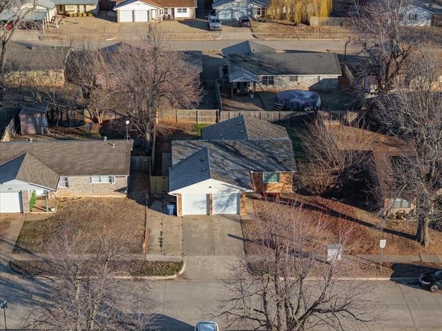 405 W Hillcrest Drive, Mustang, OK 73064