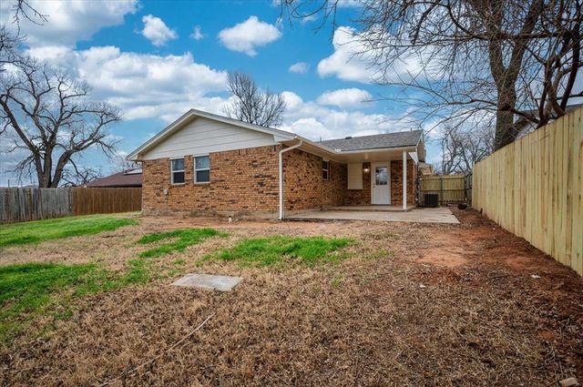 405 W Hillcrest Drive, Mustang, OK 73064