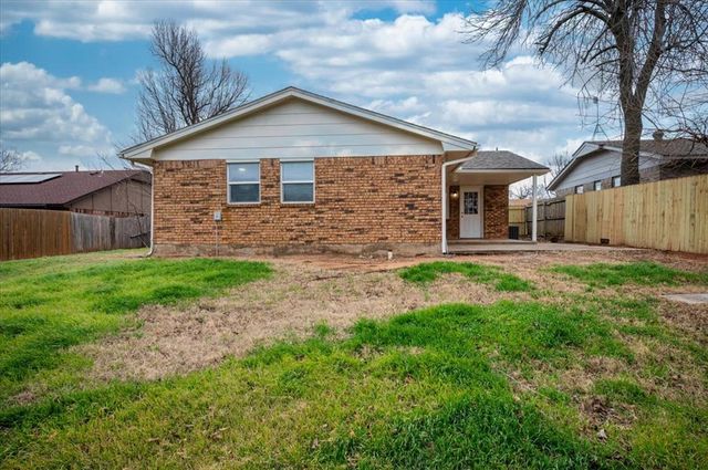 405 W Hillcrest Drive, Mustang, OK 73064