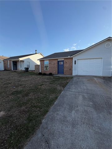 4393 Thrasher Drive, Fayetteville, AR 72704