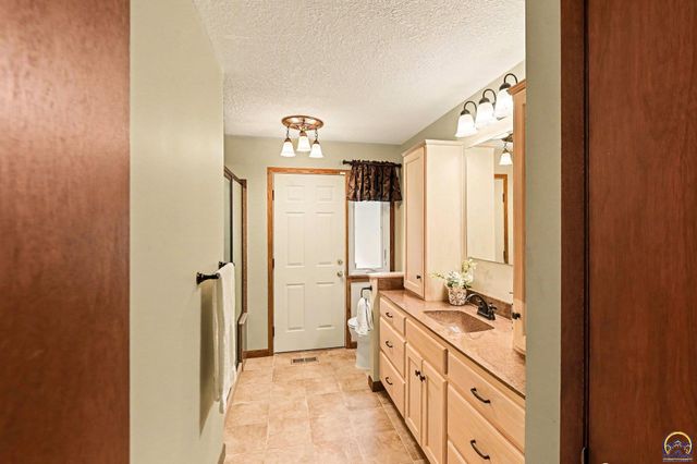 2532 SE Alexander DR, Topeka, KS 66605