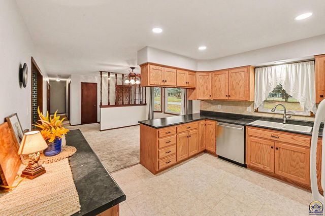 2532 SE Alexander DR, Topeka, KS 66605