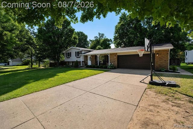 12232 Dentonview Drive, Fenton, MI 48430