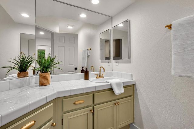 1847 Centennial Way, Escondido, CA 92026