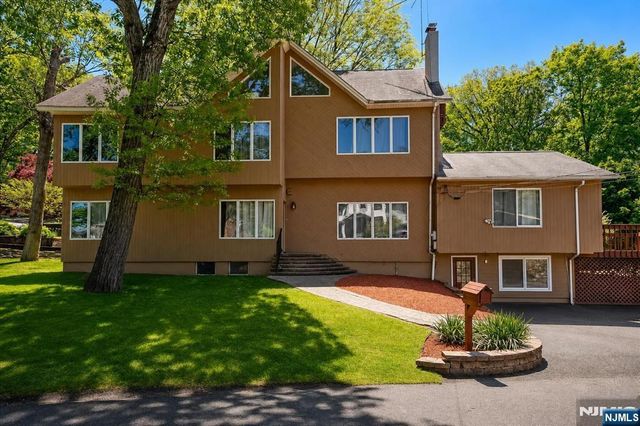 17 Hickory Drive, Oakland, NJ 07436