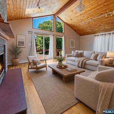 17 Hickory Drive, Oakland, NJ 07436