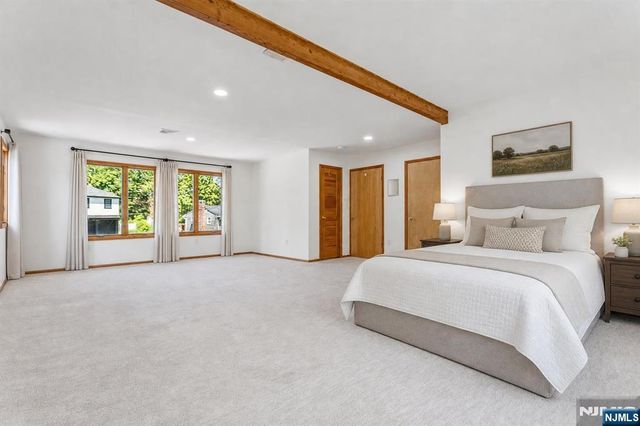 17 Hickory Drive, Oakland, NJ 07436