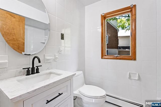 17 Hickory Drive, Oakland, NJ 07436