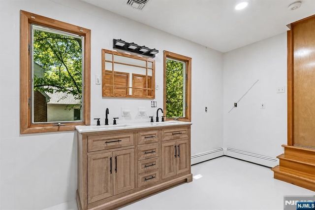 17 Hickory Drive, Oakland, NJ 07436