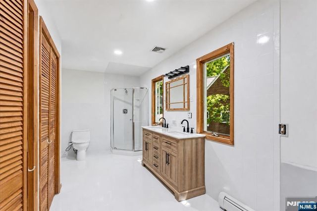 17 Hickory Drive, Oakland, NJ 07436