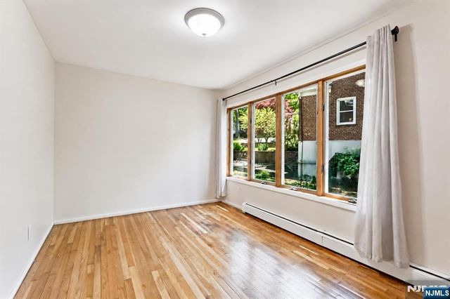 17 Hickory Drive, Oakland, NJ 07436