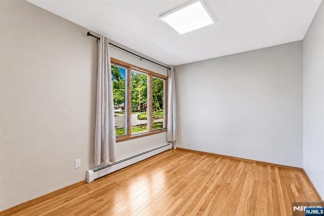 17 Hickory Drive, Oakland, NJ 07436