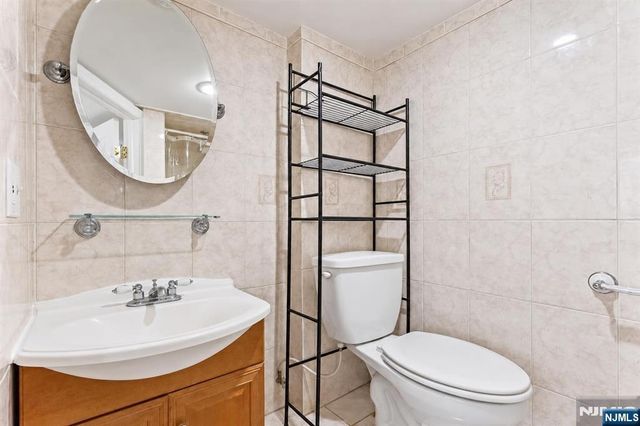 17 Hickory Drive, Oakland, NJ 07436