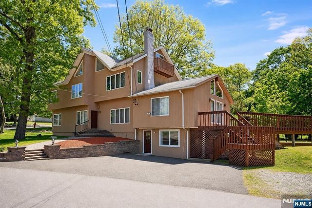 17 Hickory Drive, Oakland, NJ 07436