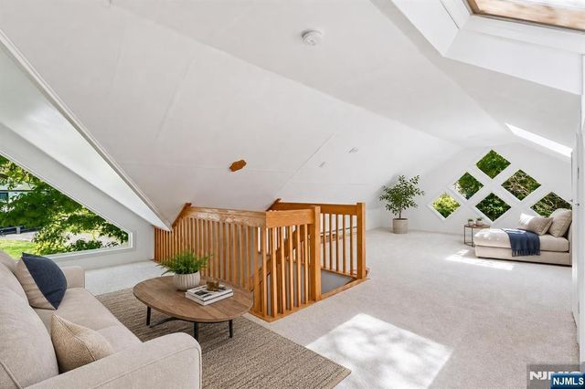 17 Hickory Drive, Oakland, NJ 07436