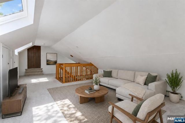 17 Hickory Drive, Oakland, NJ 07436