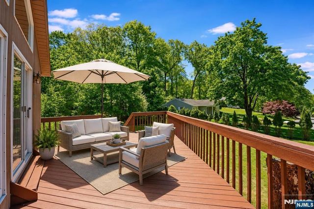 17 Hickory Drive, Oakland, NJ 07436