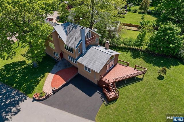 17 Hickory Drive, Oakland, NJ 07436
