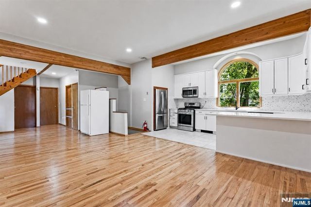 17 Hickory Drive, Oakland, NJ 07436