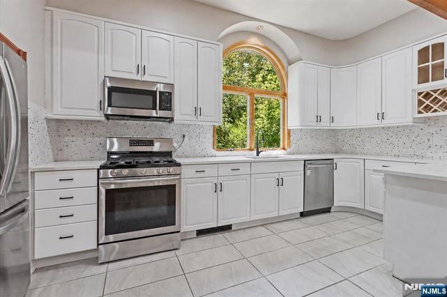 17 Hickory Drive, Oakland, NJ 07436