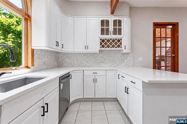 17 Hickory Drive, Oakland, NJ 07436