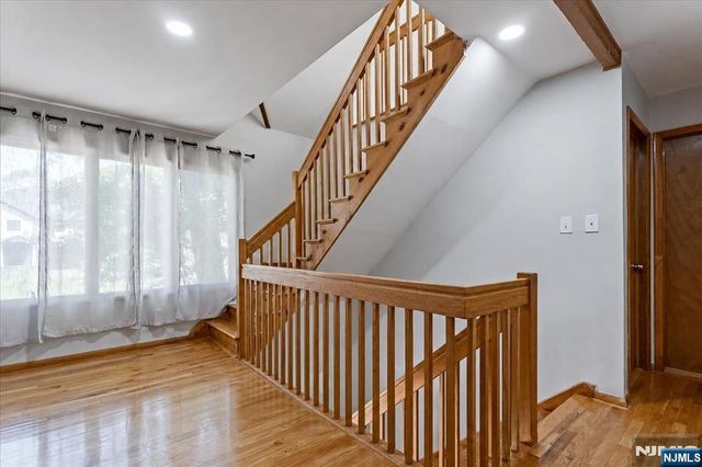 17 Hickory Drive, Oakland, NJ 07436