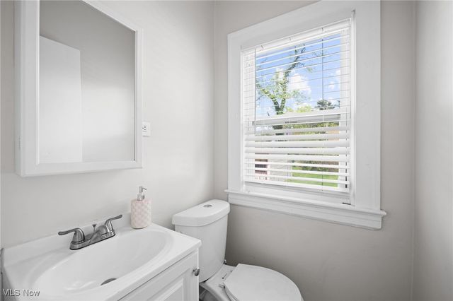 1047 Hillstone Road, Cleveland Heights, OH 44121