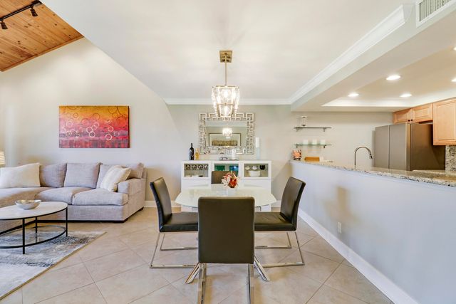 204 Old Meadow Way, Palm Beach Gardens, FL 33418