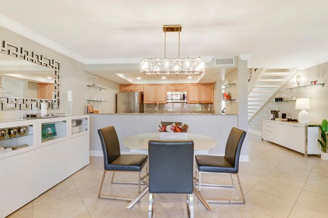 204 Old Meadow Way, Palm Beach Gardens, FL 33418