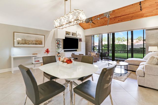 204 Old Meadow Way, Palm Beach Gardens, FL 33418